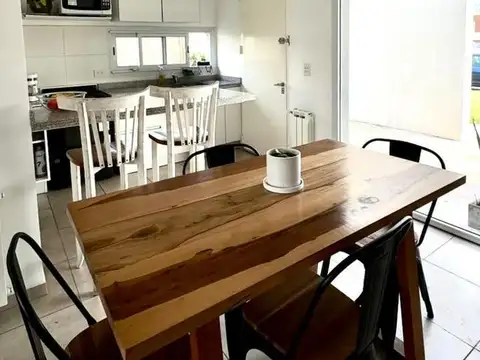 Casa en Alquiler con 2 cocheras