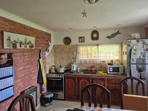 Casa 4 ambientes con 2 baños
