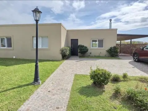 Venta de casa en una planta con pileta - SAN SEBASTIAN AREA 8