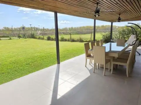 Casa en Venta con 4 cocheras