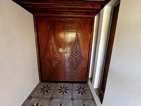 Casa 8 ambientes con 5 baños