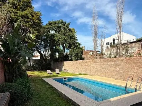 Casa 8 ambientes con 2 baños