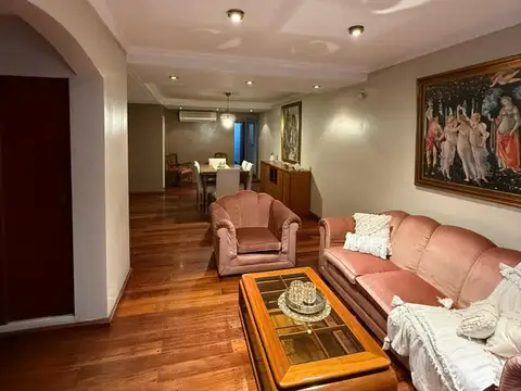 Casa cuatro ambientes con importante terreno en venta