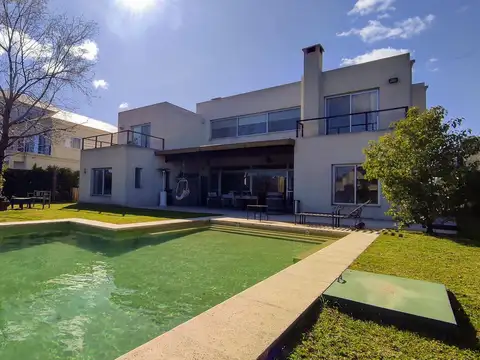 Casa en Alquiler con 7 cocheras