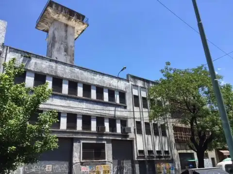 Propiedad Industrial en Venta, 2700 m Construidos en 3 Plantas