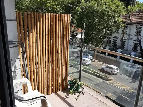 EXCELENTE MONOAMBIENTE AL FRENTE CON GRAN BALCÓN s/ Av. San Martín a metros de Nazca frente al metrobus