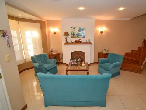 Casa en Venta con 2 cocheras