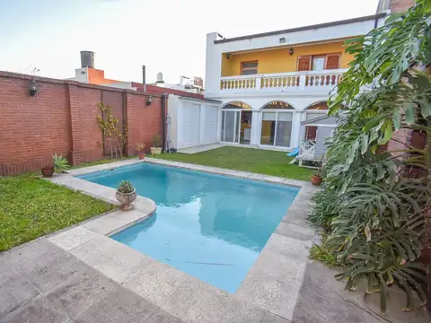 CASA FUNCIONAL CON 4 DORMI CON COCH PASANTE Y PILE