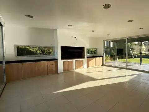 Casa en Alquiler con 2 cocheras