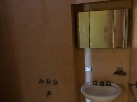 Casa 6 ambientes con 1 baño