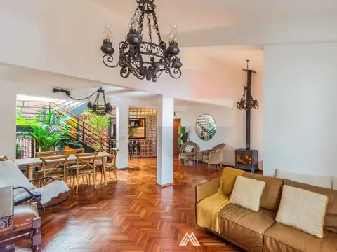 Casa 8 ambientes con 2 baños