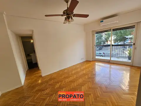 Oficina de 2 ambientes en un 1° piso al frente con balcon y con todos sus ventanales dando a la Av. Elcano 