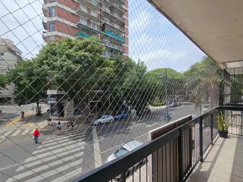 Oficina de 2 ambientes en un 1° piso al frente con balcon y con todos sus ventanales dando a la Av. Elcano 