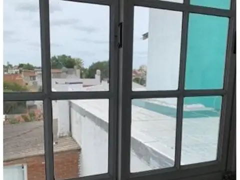 Depto 1Amb con patio, cfte luminoso, 2do piso por escalera