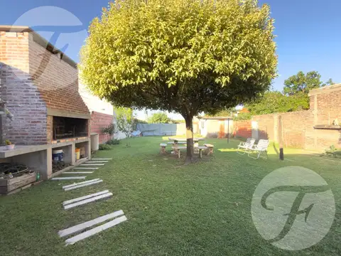 Casa 4 ambientes con amplio terreno – Apta crédito – Excelente ubicación residencial