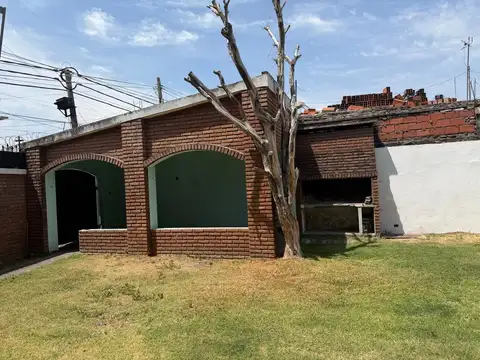 Casa con amplio terreno frente