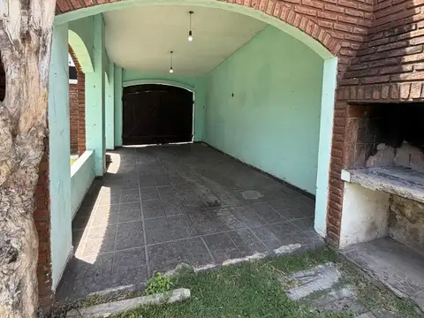 Casa con amplio terreno frente