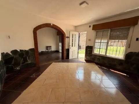 Casa con amplio terreno frente