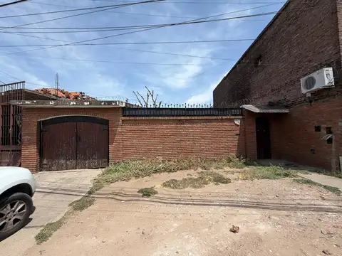 Casa con amplio terreno frente