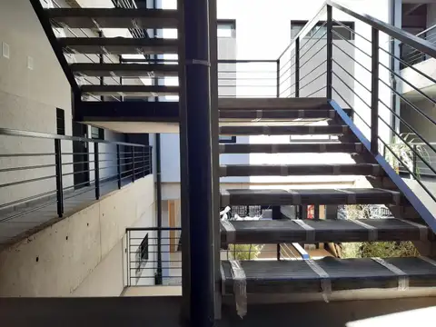 Vicente López - Oficina Planta Baja con 2 cocheras !