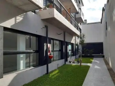 Vicente López - Oficina Planta Baja con 2 cocheras !