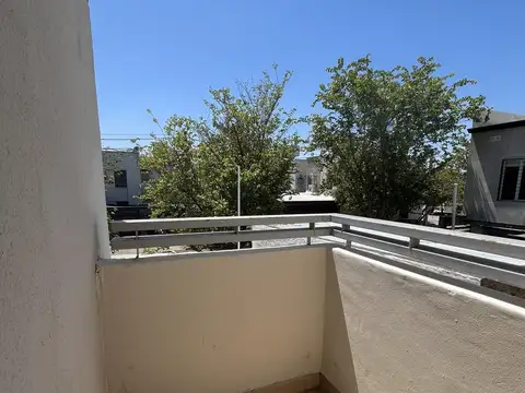 Casa en Alquiler con 2 cocheras