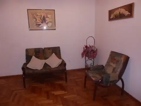 Solido y comodo departamento de dos ambientes (interno) con pequeño balcon -