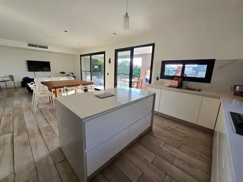 Casa 6 ambientes con 3 baños