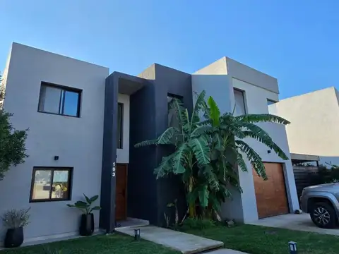 Casa 5 ambientes con 3 baños, fondo y Pilera en Pilar del Este, Santa Elena