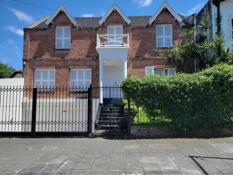 Excelente chalet 335 m² cubiertos. 5 dormitorios. Jardín con pileta y quincho