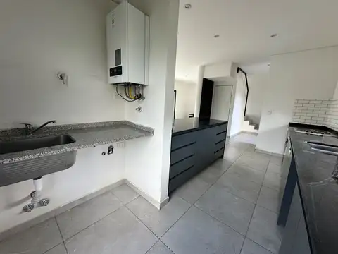 Casa en Alquiler con 3 cocheras