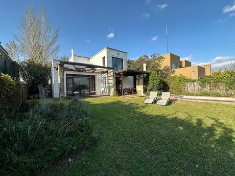 OPORTUNIDAD! Casa sobre el lago en venta en Santa Barbara.