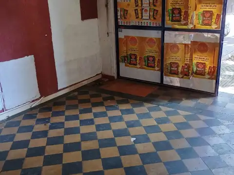 LOCAL EN ALQUILER A 50mts AV. SÁENZ // MUY BUENA UBICACIÓN // 18mts TOTALES