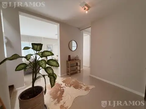 Casa en Alquiler con 6 cocheras