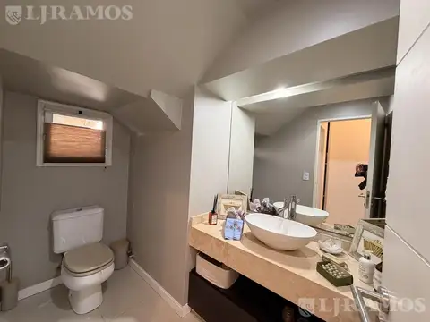 Casa 7 ambientes con 2 baños