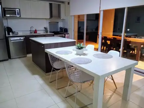 Casa 4 ambientes con 3 baños