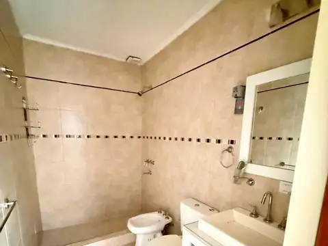 Casa en excelente estado ubicada en Villa Adela
