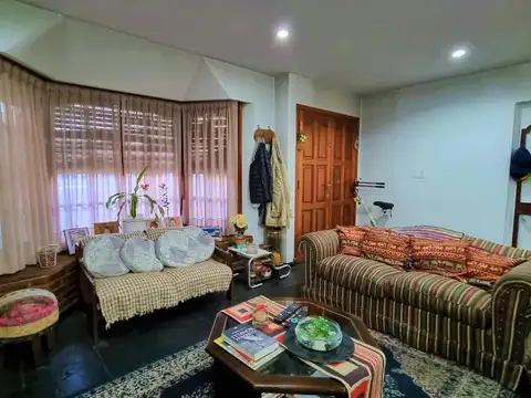Casa 5 ambientes con 2 baños