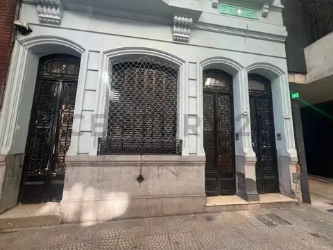 PH 2 ambientes con entrepiso en Agüero al 1000 – oportunidad para reciclar/flipping