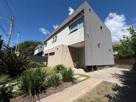 Casa en Venta en City Bell [Cod: 1-1900]