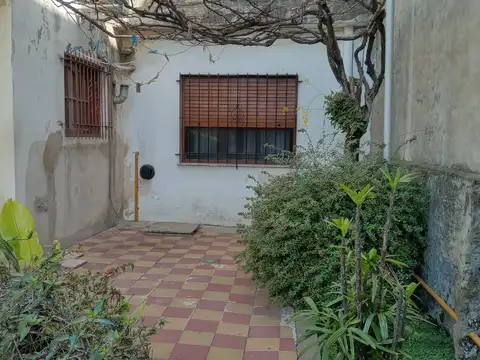 CASA EN VENTA 2 AMB, CALLE 165 N°1056