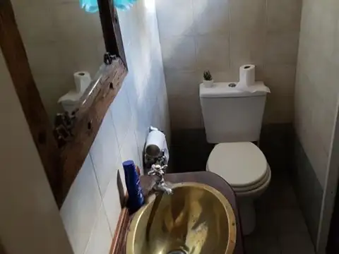 Casa 4 ambientes con 2 baños