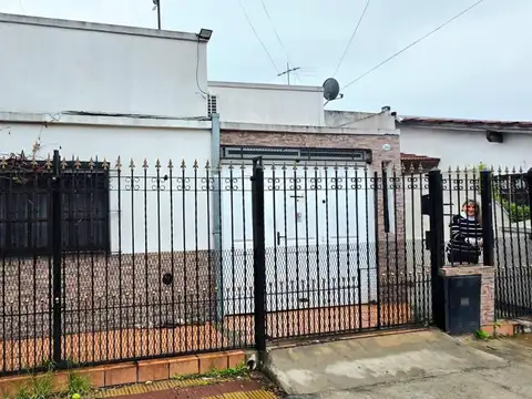CASA 4 AMBIENTES CON COCHERA