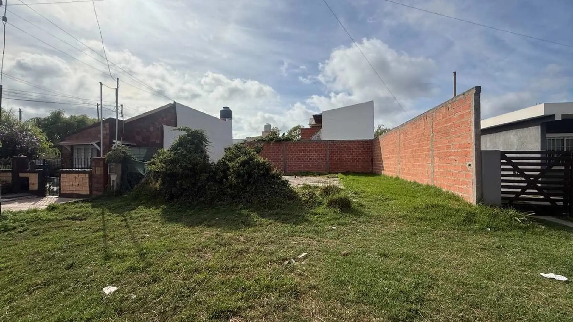 Venta Lote Aeroparque 151 m2 todos los servicios
