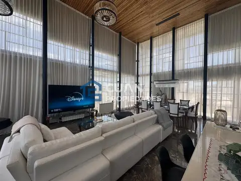 Casa en Alquiler con 4 cocheras