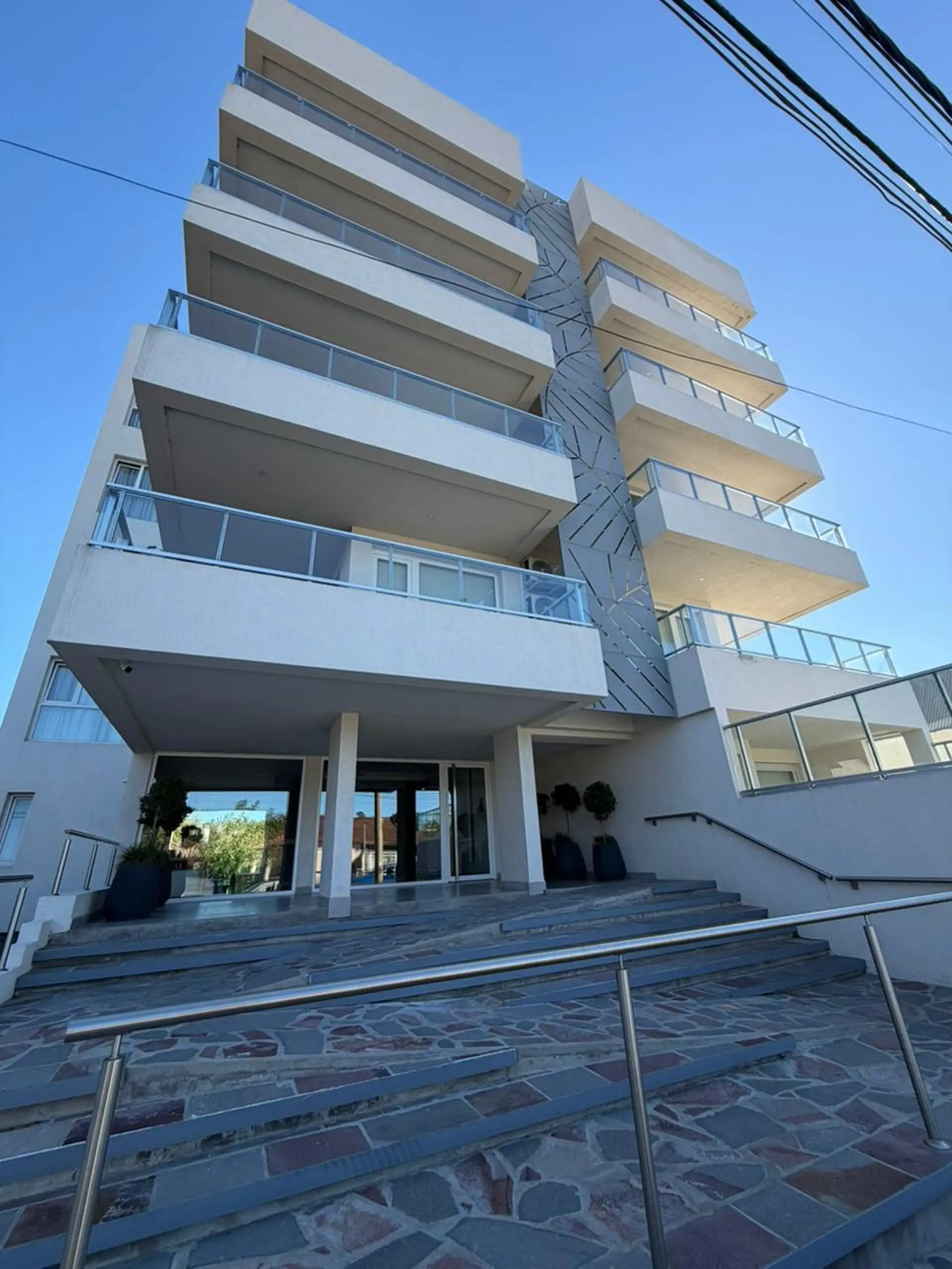 Depto 2 dorm 80m² en 4º piso con ascensor, cochera y amenities premium — Av. Simón Bolívar