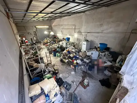 GALPÓN CON OFICINA + DEPOSITO CON 5 OFICINAS + 2 COCINAS Y 3 BAÑOS