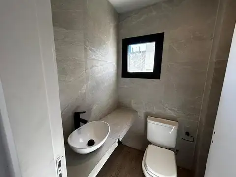 Casa 5 ambientes con 3 baños
