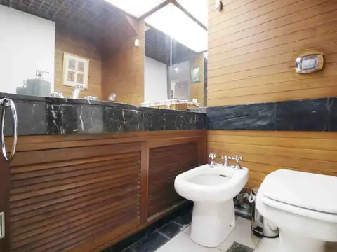 VENTA CASA 6 AMBIENTES, COCHERA, PILETA Y QUINCHO