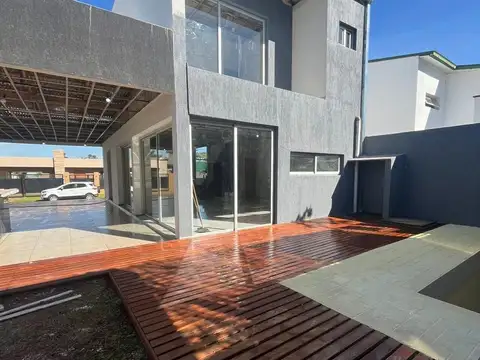 CF1319 - CASA MODERNA - BARRIO PRIVADO PANAMBÍ